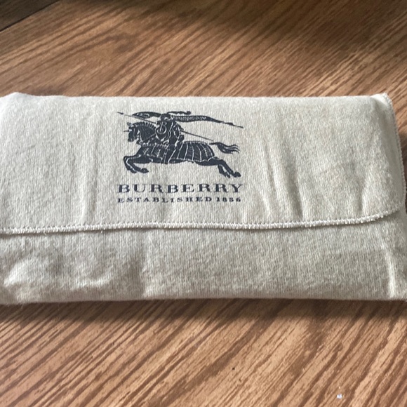 Gorgeous red Burberry long wallet with dust bag very good condition - Picture 2 of 13